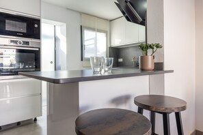 Fridge, microwave, oven, dishwasher - House Montgrí, modern and comfortable, pax 8 (L'Escala)
