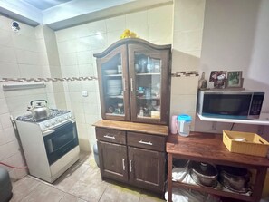 Full-size fridge, microwave, stovetop, cookware/dishes/utensils - Apu Wasi (Cusco)