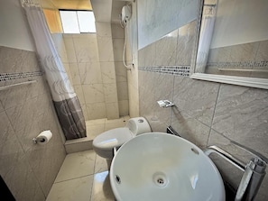 Ducha, toallas, jabón, papel higiénico