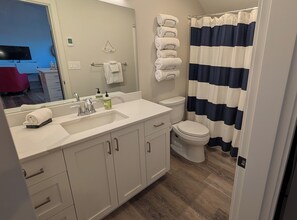 Haartrockner, Handtücher, Seife, Shampoo