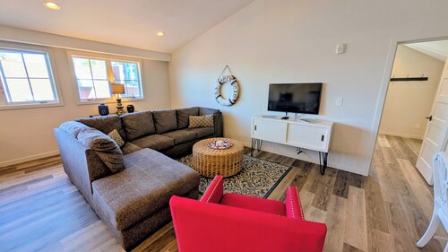Bright & modern 1-bedroom condo in downtown Coupeville
