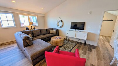 Bright & modern 1-bedroom condo in downtown Coupeville