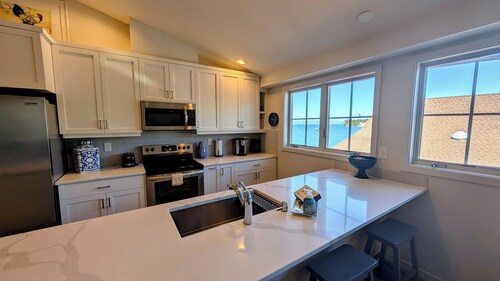 Bright & modern 1-bedroom condo in downtown Coupeville
