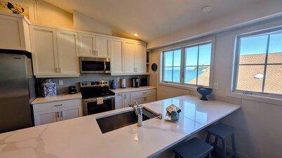 Bright & modern 1-bedroom condo in downtown Coupeville