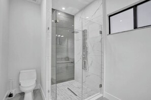 Habitación Confort | Baño | Ducha, artículos de higiene personal gratuitos, secador de pelo y jabón