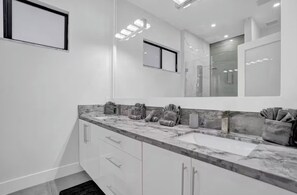 ห้องคอมฟอร์ท | ห้องน้ำ | ฝักบัว, ของใช้ในห้องน้ำฟรี, ไดร์เป่าผม, สบู่