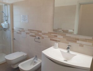 Shower, bidet - Villa Anny three-room apartment Trilo for 5 people (Bibione)
