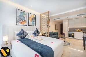 Egyptian cotton sheets, premium bedding, in-room safe - Vogue | Sterling Downtown near Dubai Mall | Burj Khalifa (Dubai)