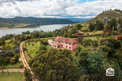 Lovely 4-bedroom villa in Sesquilé for a relaxing getaway