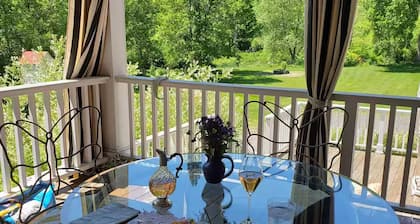 Hubble Shire Farm French Queen Suite