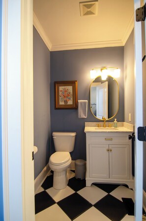 Haartrockner, Handtücher, Seife, Toilettenpapier