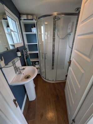 Unclassified image, 4 of 6, button - Belfast City downtown private garden pond parking/pets cabin steps to everything (Belfast)