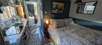 Belfast City downtown private cabin parking/pets steps to tours