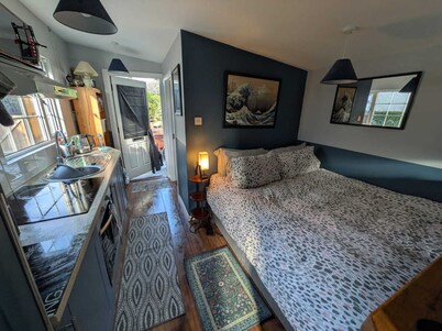 Belfast City downtown private cabin parking/pets steps to tours