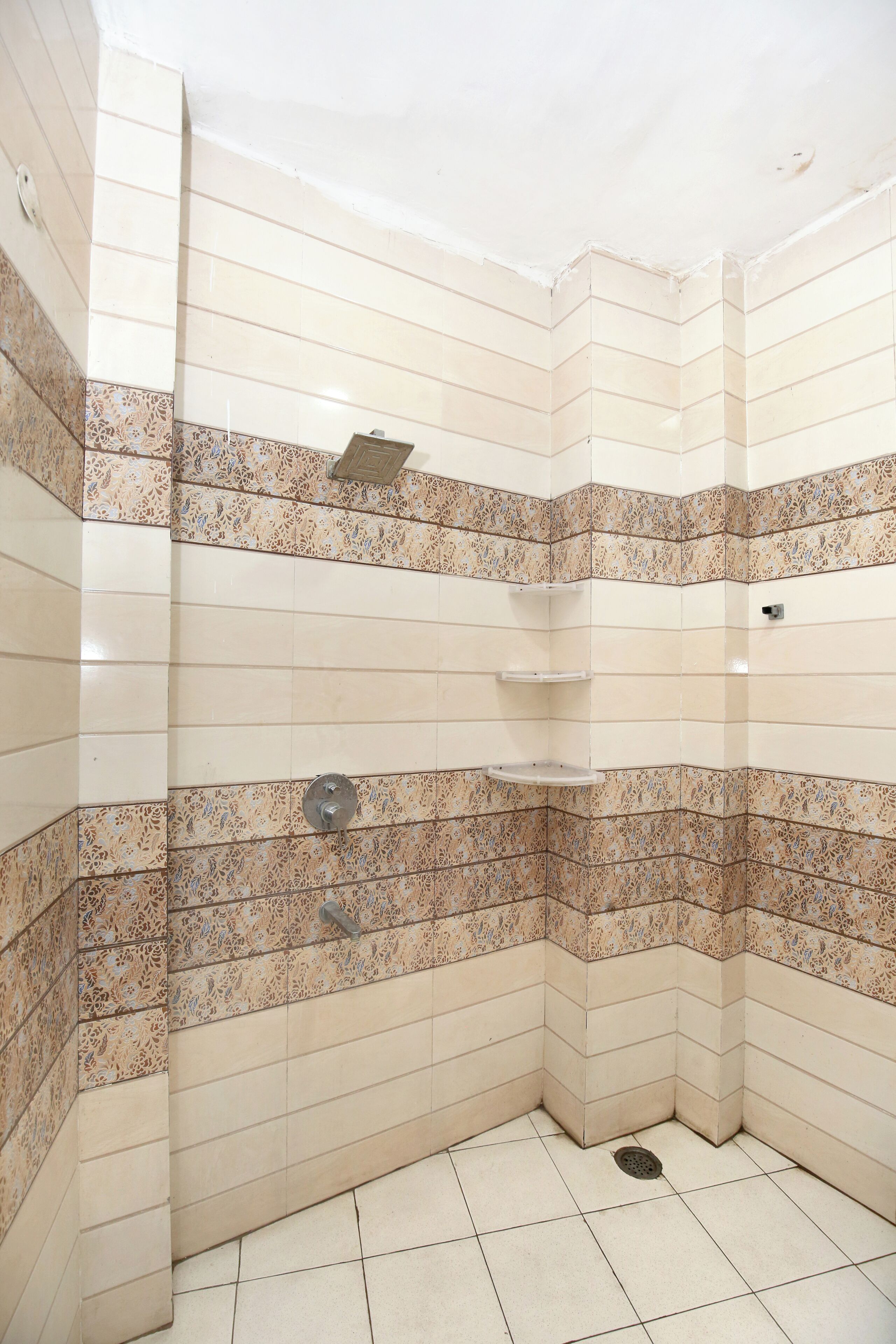 Chambre Double Supérieure | Salle de bain | Douche, serviettes fournies, savon, shampoing