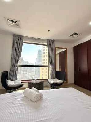 2 bedrooms, iron/ironing board, WiFi, bed sheets - Modern 2BR Retreat in Shams 4 - Steps to JBR Beach (Dubai)