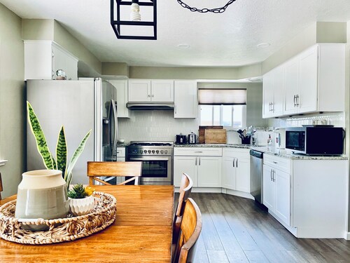 Family Retreat: 3BR Cozy Haven with Playground