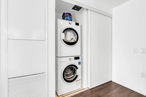 Interior - Luxe Oasis Suites (Toronto)