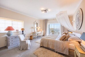 Villa - Private Bedroom in a Luxurious Villa, Budens (Vila do Bispo)