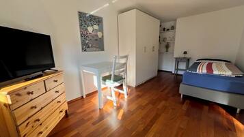 3 bedrooms, iron/ironing board, travel crib, free WiFi