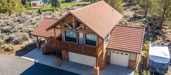 Cozy 1-bedroom private loft style house in serene Bend with cool AC.