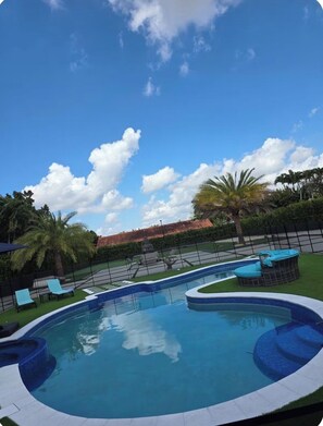 Unclassified image, 2 of 9, button - La Esmeralda (Miami)