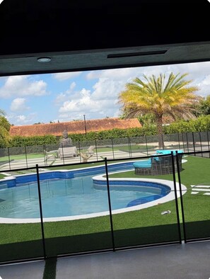 Unclassified image, 5 of 9, button - La Esmeralda (Miami)