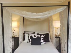 Unclassified image, 4 of 33, button