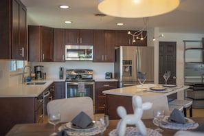 Réfrigérateur, micro-ondes, four, plaque de cuisson