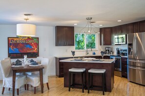 Jääkaappi, mikroaaltouuni, uuni, liesi