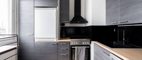 Horno, parrilla de estufa, lavavajillas y cafetera y tetera