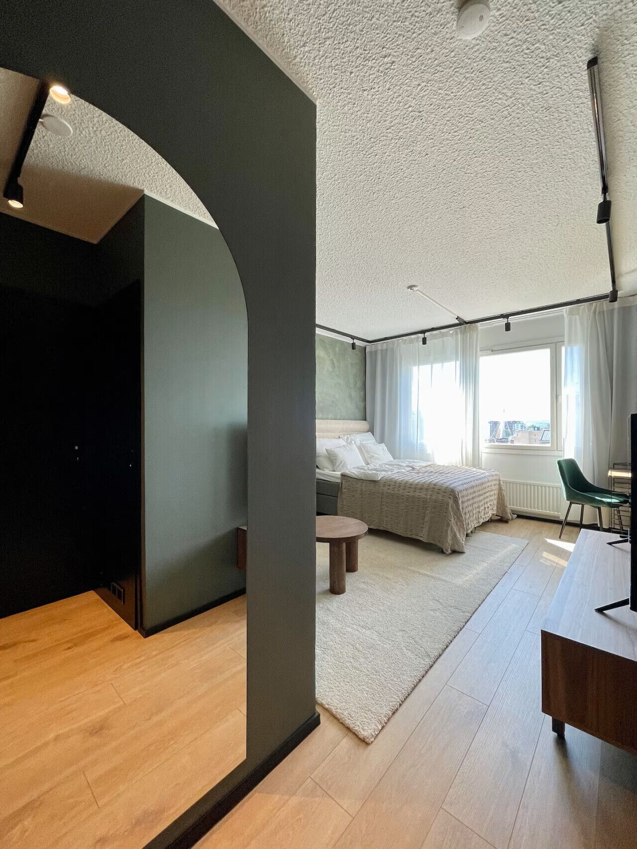 Desk, WiFi, bed sheets