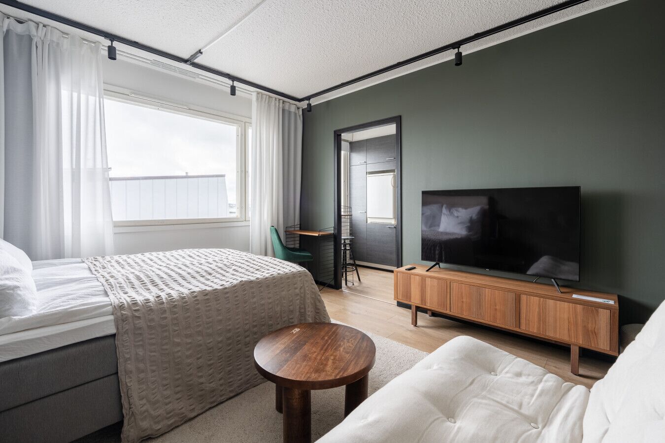 Työpöytä, Wi-Fi, vuodevaatteet