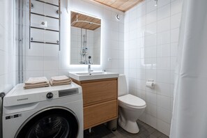 Shower, hair dryer, bidet, towels - Home Suites - Boutique Apartment in City Centre with Free Parking (Tampere)