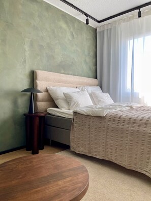 Escritorio, wifi, ropa de cama