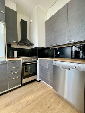 Ugn, spishäll, diskmaskin och kaffe- och tebryggare