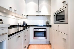 Wasserkocher mit Kaffee-/Teezubehör, Kühlschrank, Mikrowelle, Ofen
