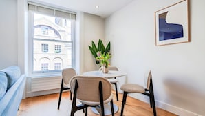 Unclassified image, 4 of 16, button - Spacious 2Bed with Terrace on Covent Garden Piazza (Greater London)