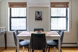 Luokittelematon kuva, 5 kautta 25, painike