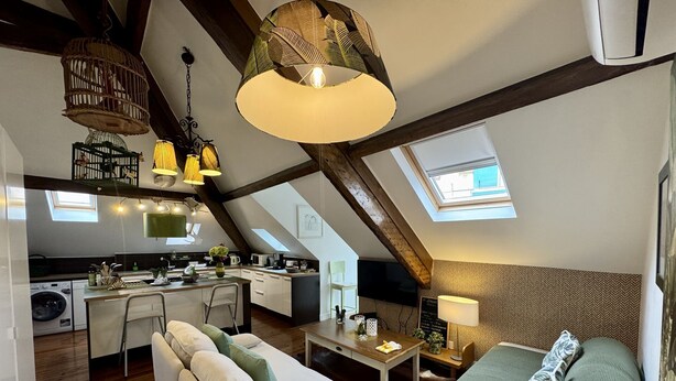 Una habitación estilo loft con cocina, comedor y sala de estar.