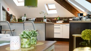 Una cocina moderna con tragaluces, un comedor con mesa, y vistas al área de estar.