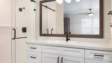 Douche, sĂšche-cheveux, serviettes fournies, savon