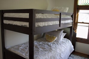3 bedrooms, iron/ironing board, WiFi, bed sheets - 3BR Waterfront APT in Auburn, NY (Auburn)