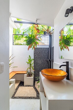 Hair dryer, towels, soap, toilet paper - Cool house with Pool at only steps from the Beach and Surf (Carmen Beach)