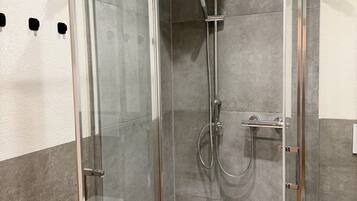 Dusche, Haartrockner, Handtücher, Seife