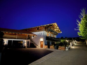 A two-story building with a balcony and a staircase leading to the entrance. - Bavarian Pre-Alps -Wiesengl ück- Retreat-Between Allgäu and the Alps (Prem)