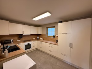 Coffee/tea maker, fridge, microwave, oven - Bavarian Pre-Alps -Wiesenglück- Retreat-Between Allgäu and the Alps (Prem)