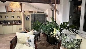 Un salon chaleureux avec un plafond en bois, une table à manger et des sièges confortables.
