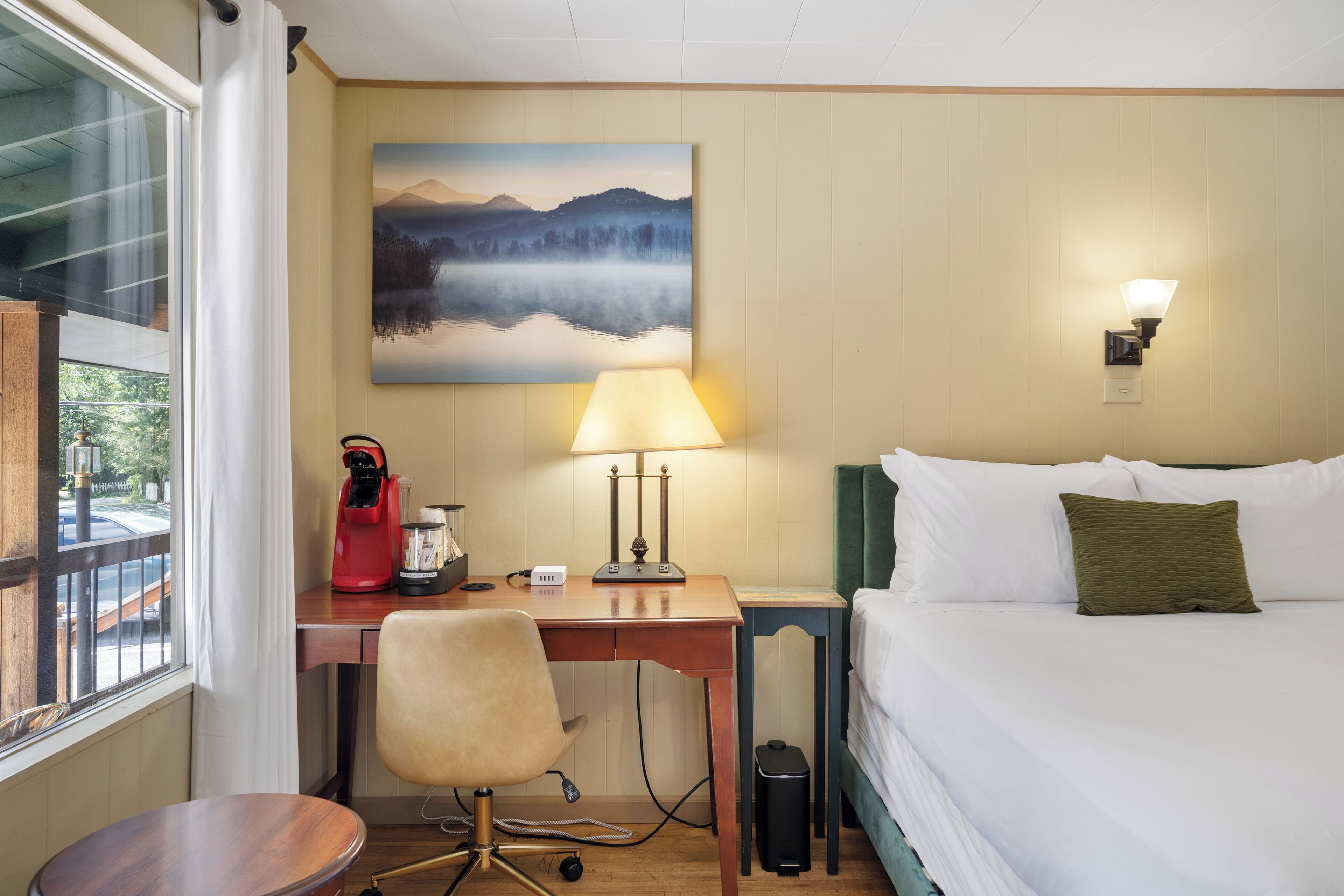 Iron/ironing board, Internet, bed sheets