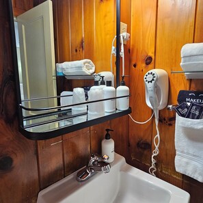 Secadora de cabello, toallas, jabón, papel de baño 